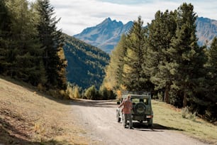 Un jeep conduciendo por un camino de tierra en las montañas