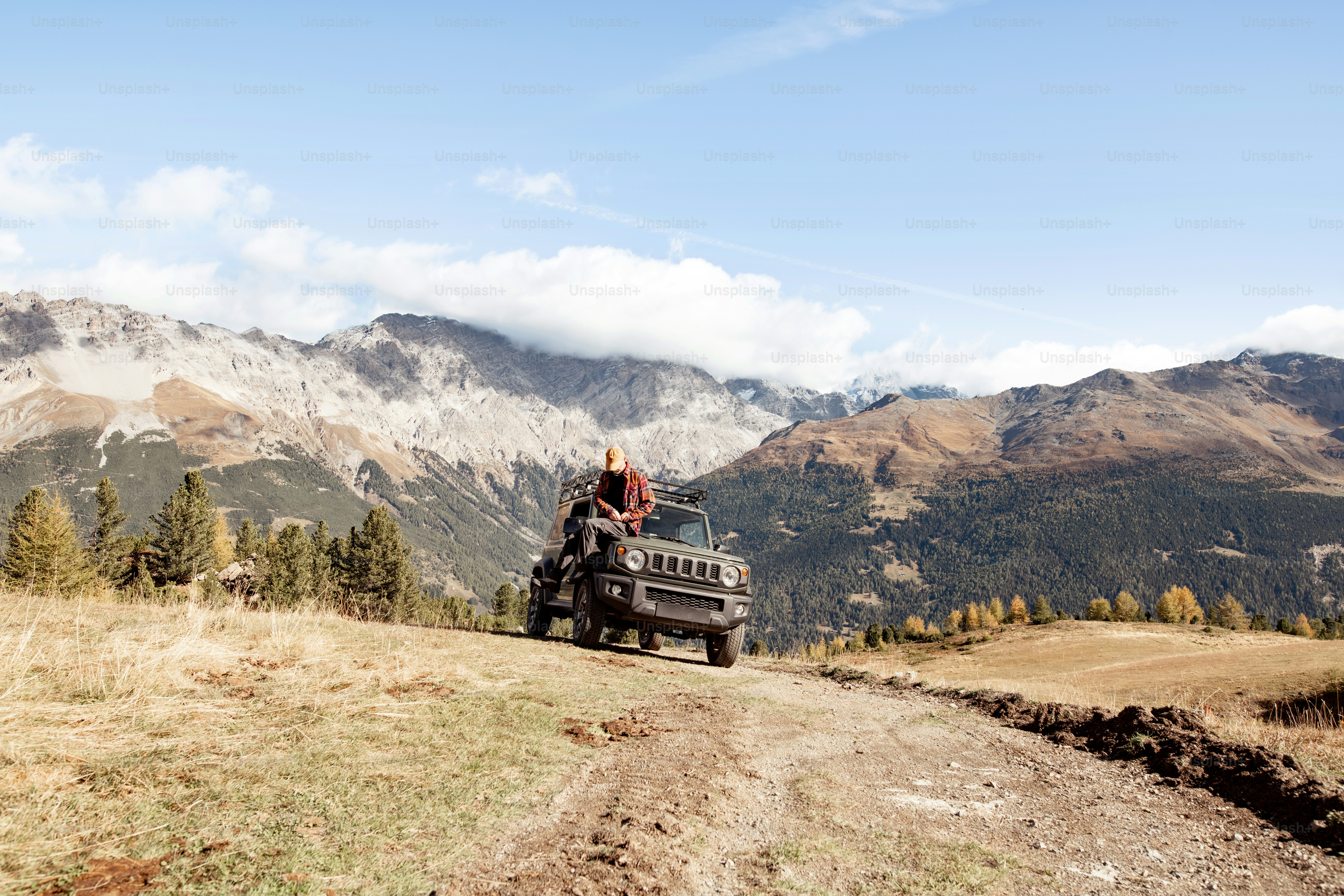 Une jeep roulant sur un chemin de terre dans les montagnes