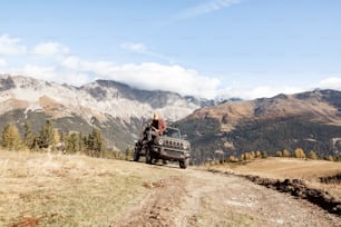 Un jeep conduciendo por un camino de tierra en las montañas