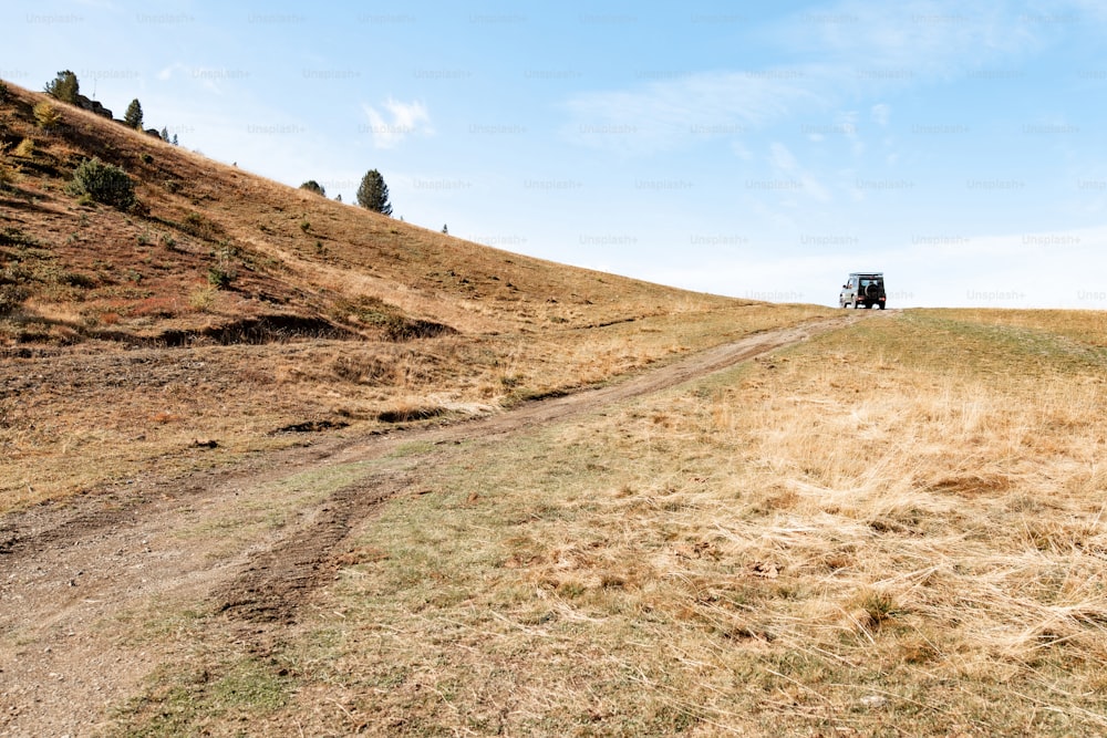 Ein Lastwagen, der einen Feldweg auf einem Hügel hinunterfährt
