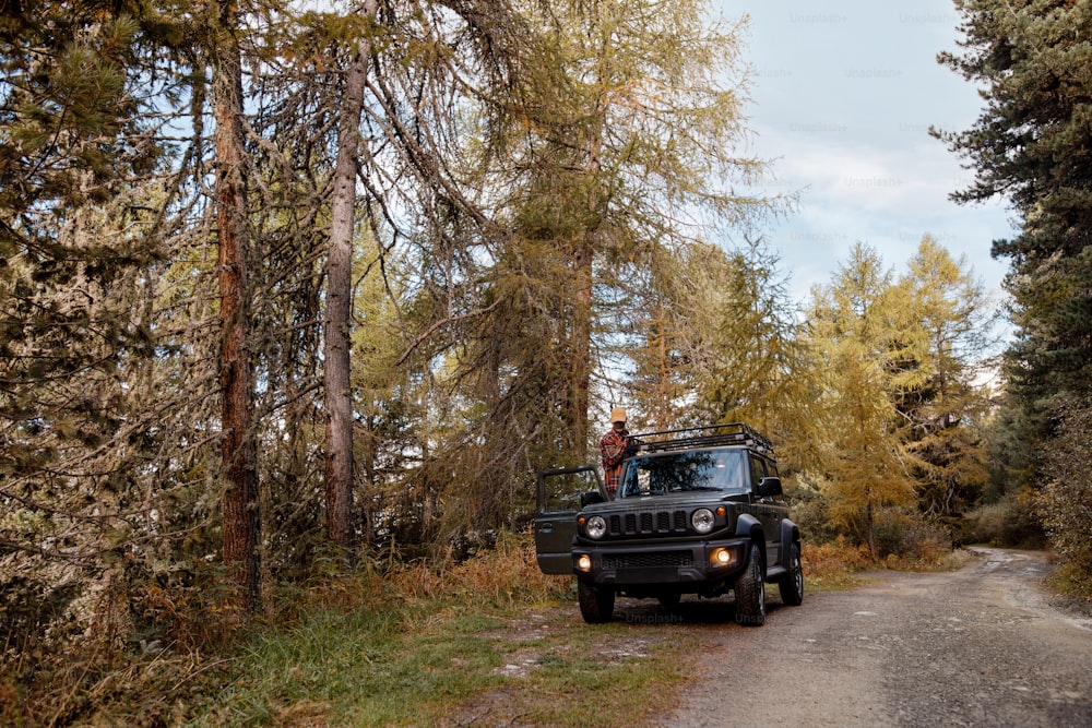 una jeep che percorre una strada sterrata nel bosco