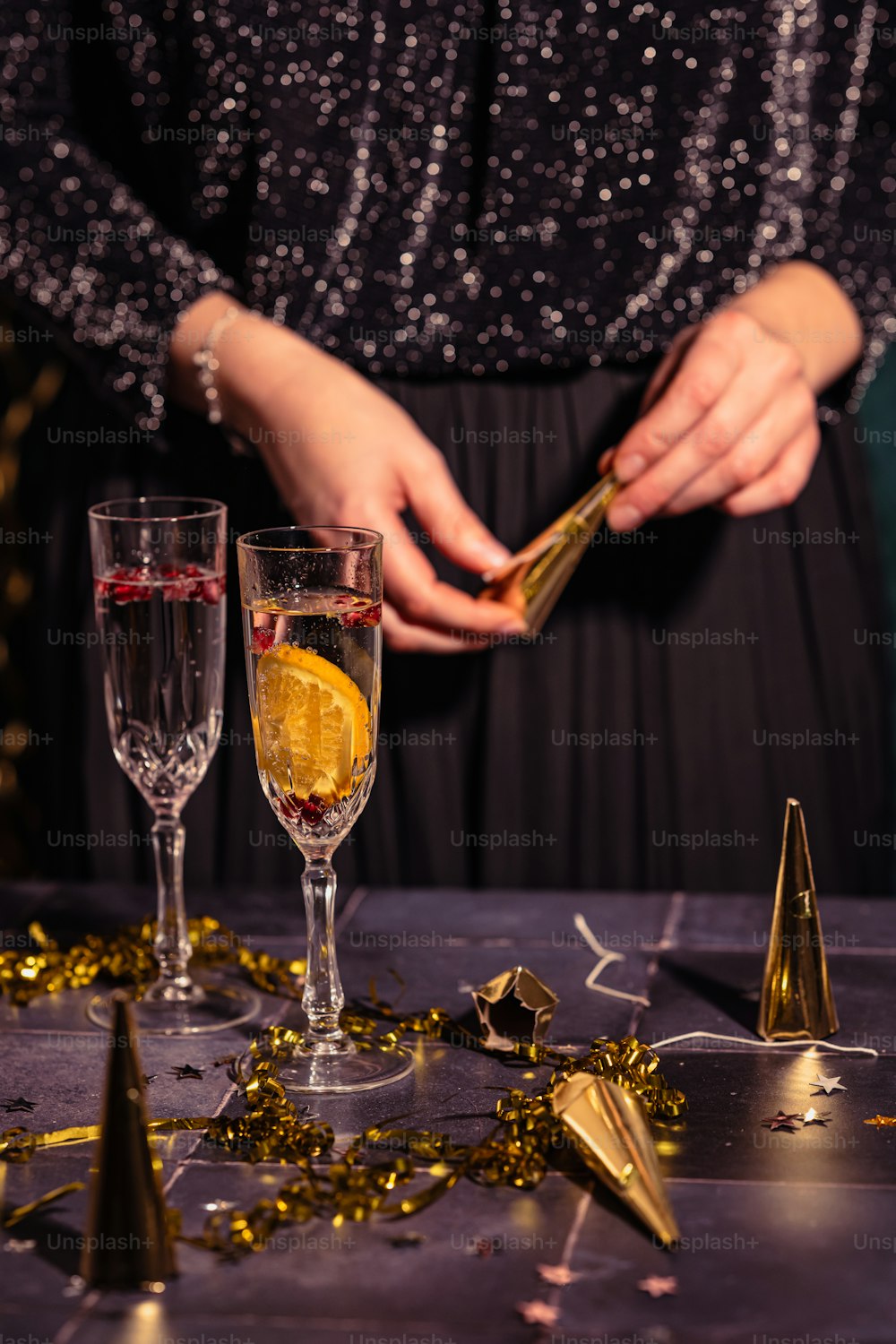 Eine Frau gießt Champagner in zwei Gläser