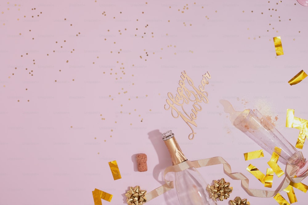 uma garrafa de champanhe rodeada de confetes e serpentinas