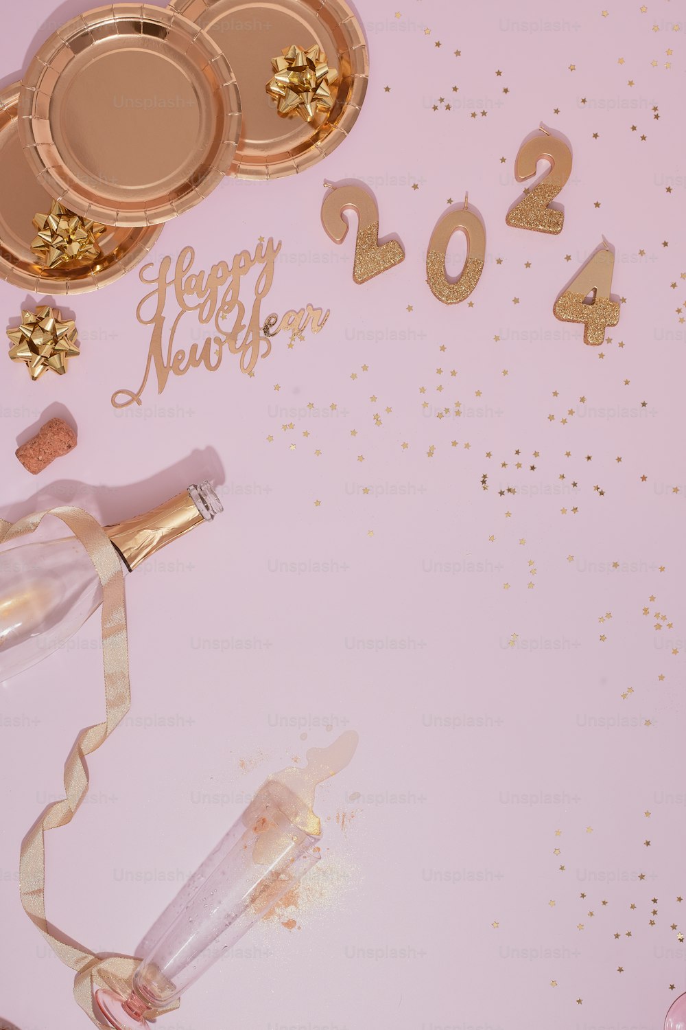 uma mesa rosa coberta com uma garrafa de champanhe