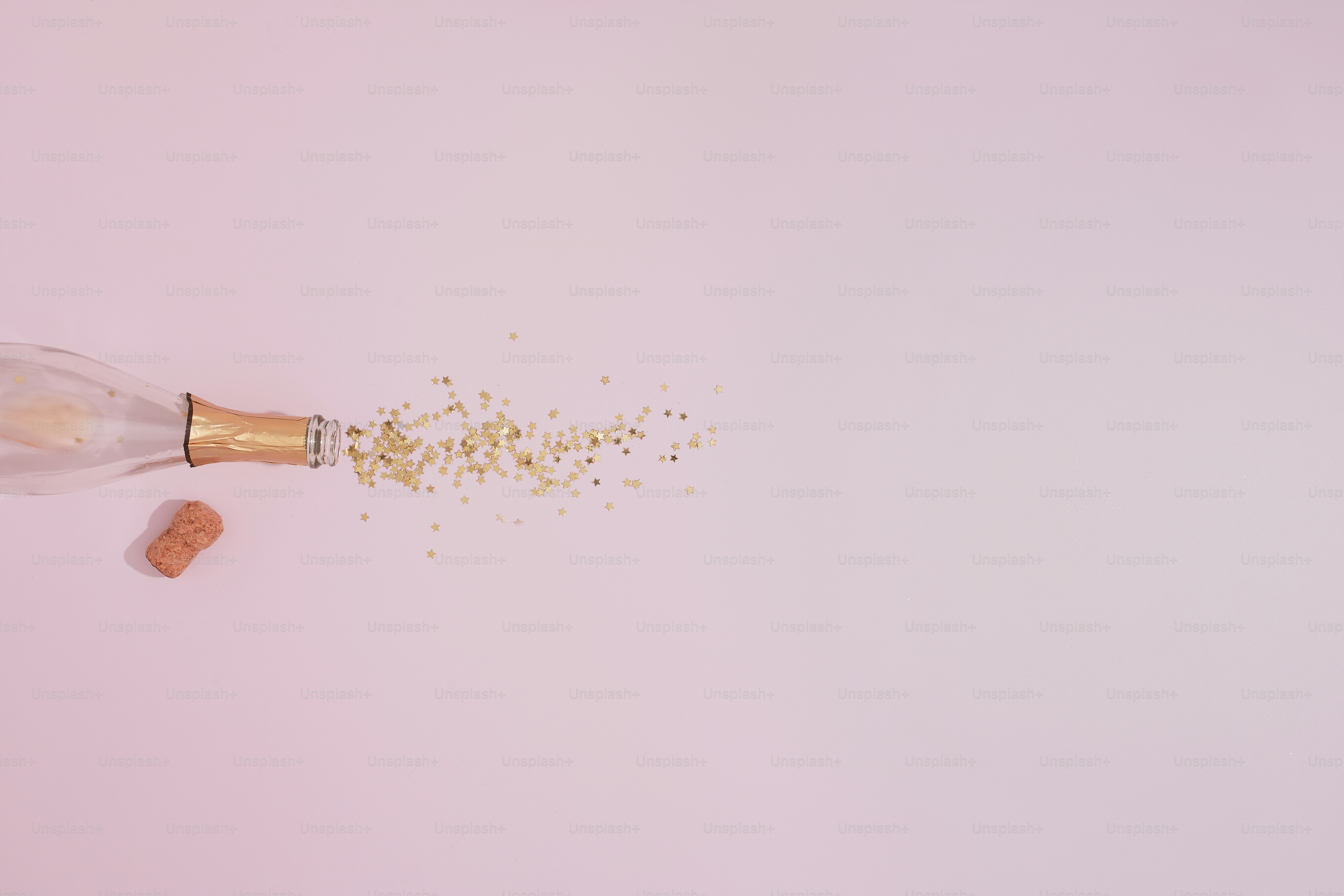 eine mit Goldflocken gefüllte Flasche auf einem Tisch