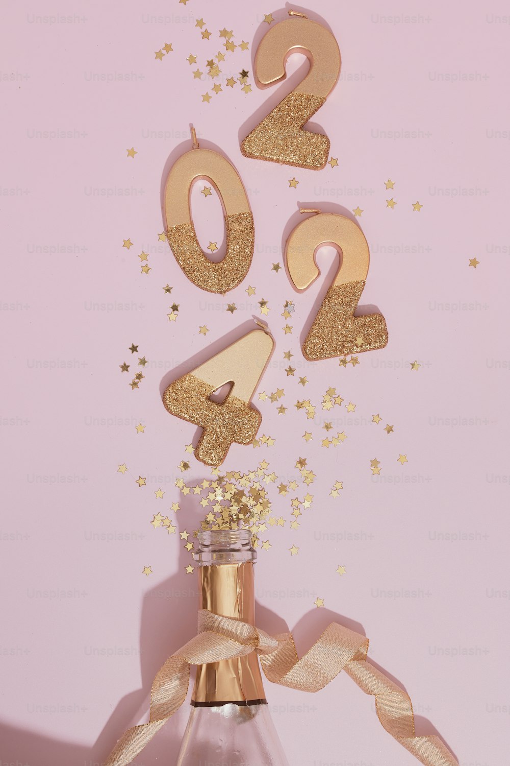 uma garrafa de champanhe com um número em cima