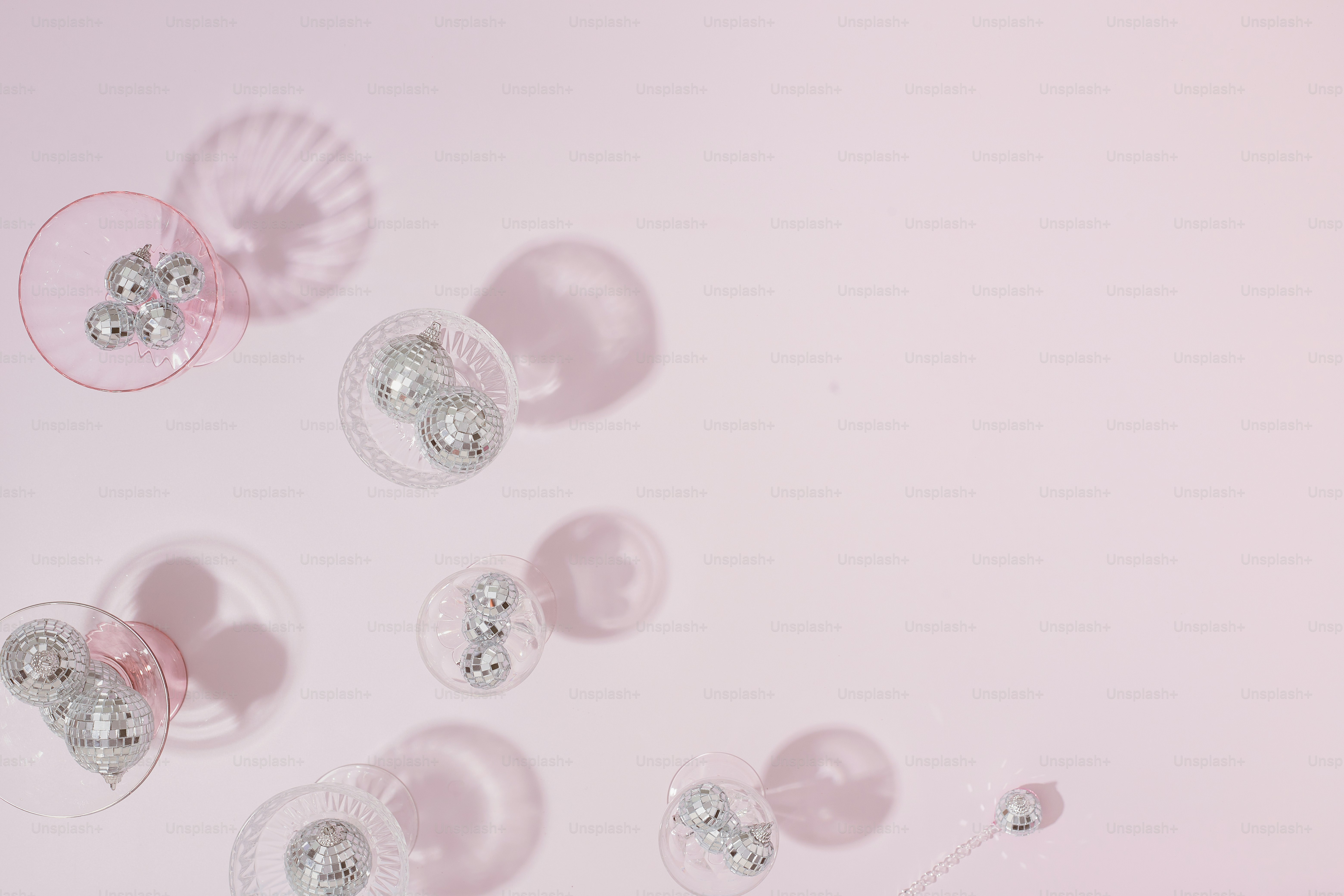 eine Gruppe von Weingläsern, die auf einem Tisch stehen