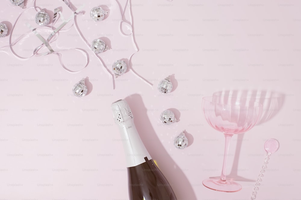 una bottiglia di champagne accanto a un bicchiere di vino