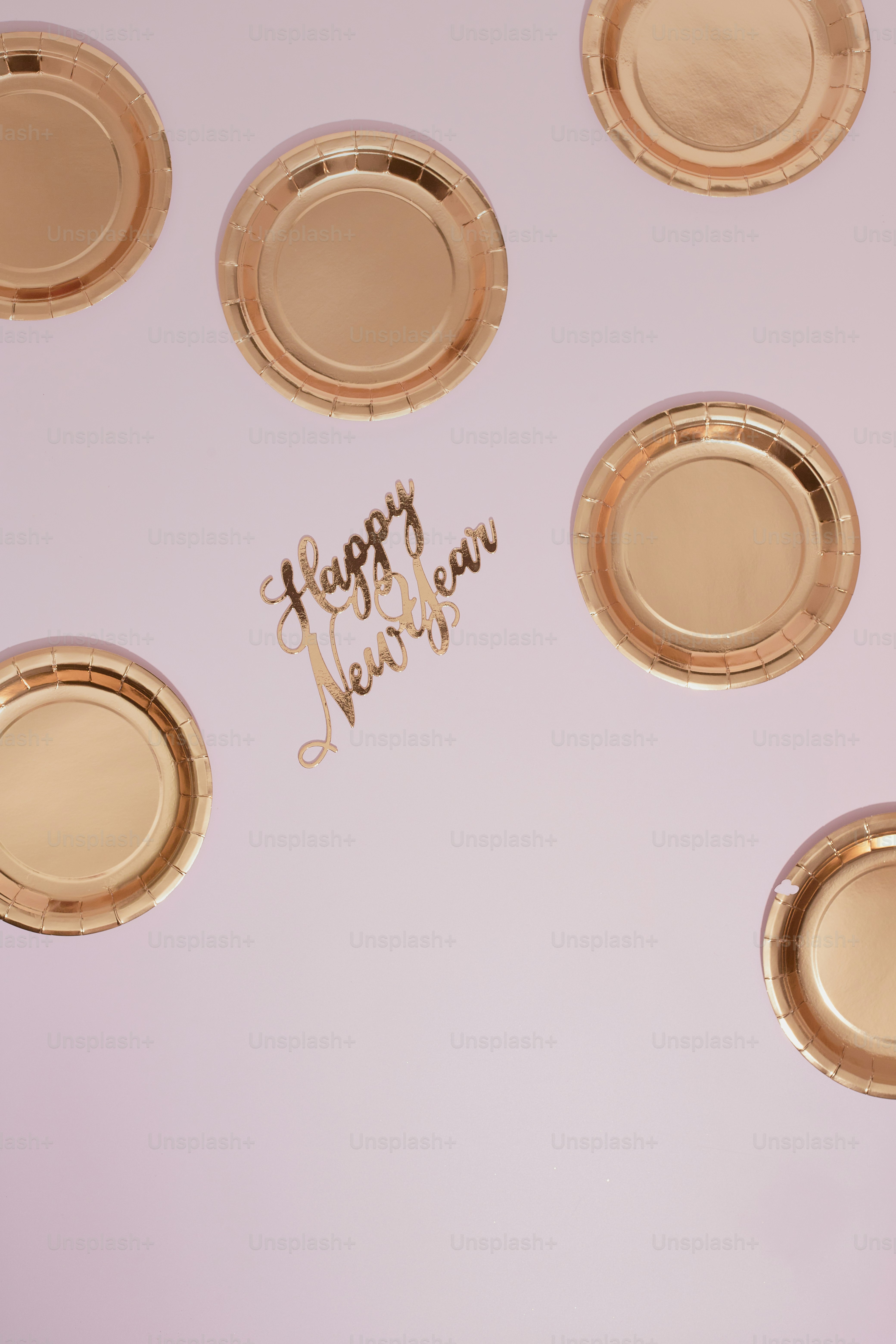 Frohes neues Jahr auf einem Tisch mit Goldplatten geschrieben