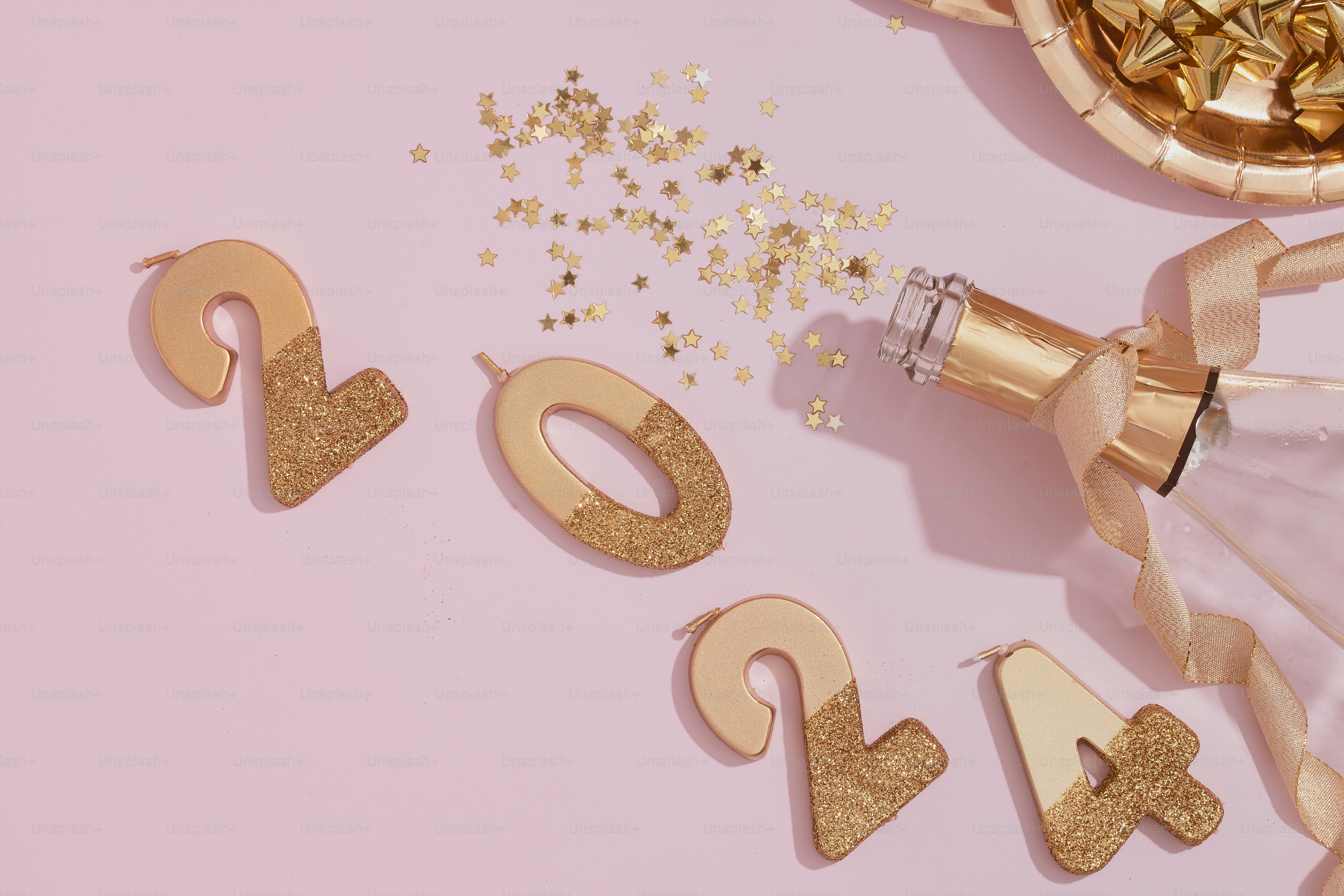 Eine Flasche Champagner neben dem Wort "Frohes Neues Jahr"