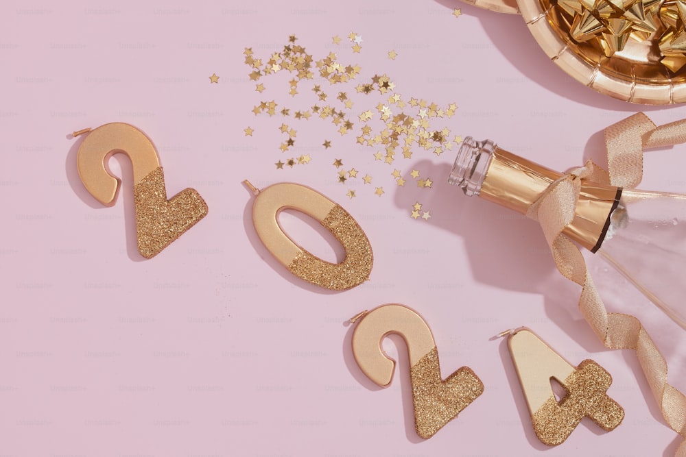 Nouvelle Année 2024 Avec De L'or Horloge Vintage Champagne Confetti Et  Concept De Feux D'artifice Idée Créative De La Veille Du Nouvel An