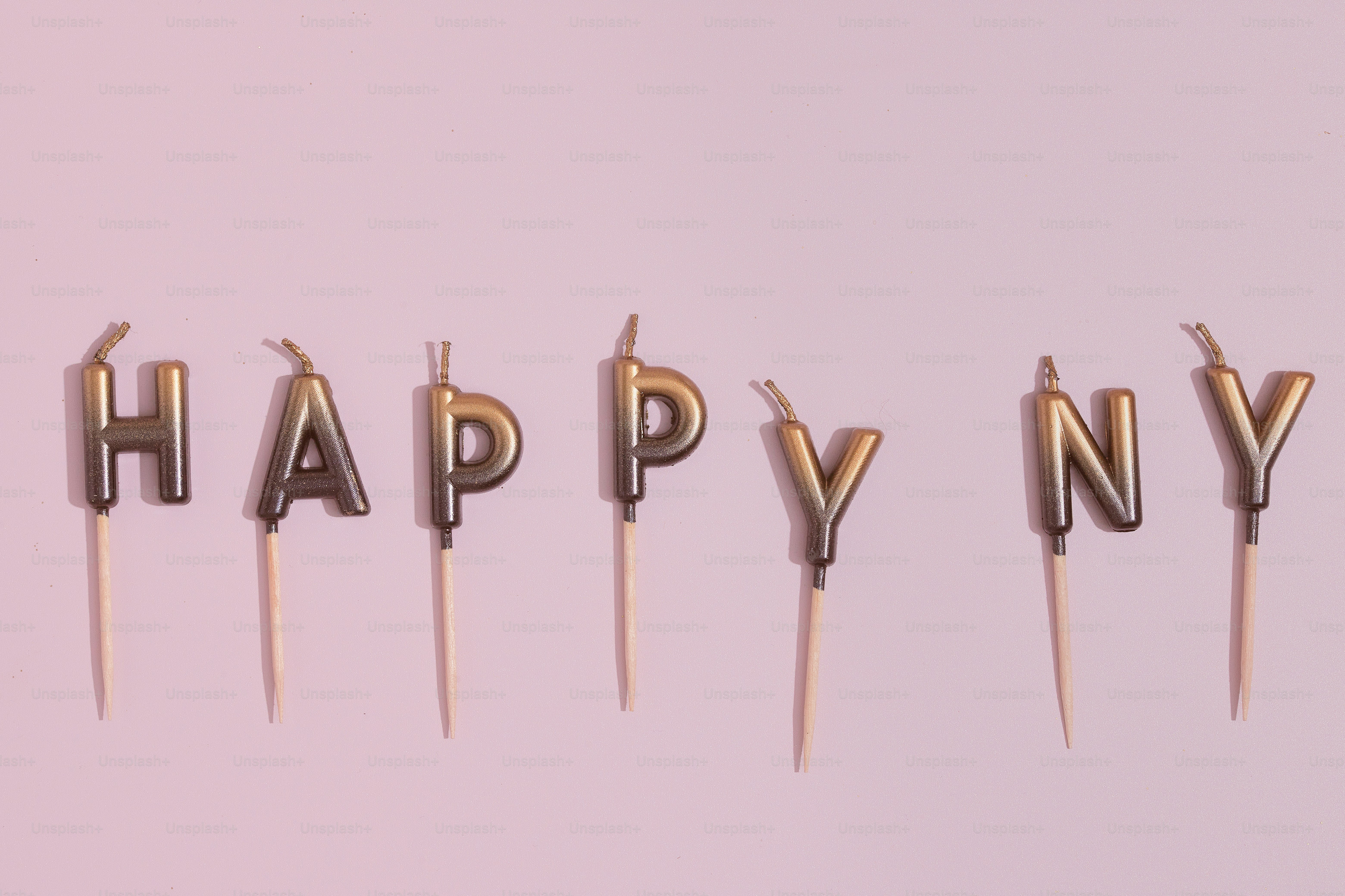 La parola Felice Anno Nuovo scritta con gli stuzzicadenti