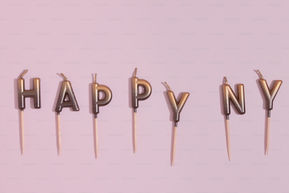 Das Wort "Frohes Neues Jahr" mit Zahnstochern buchstabiert