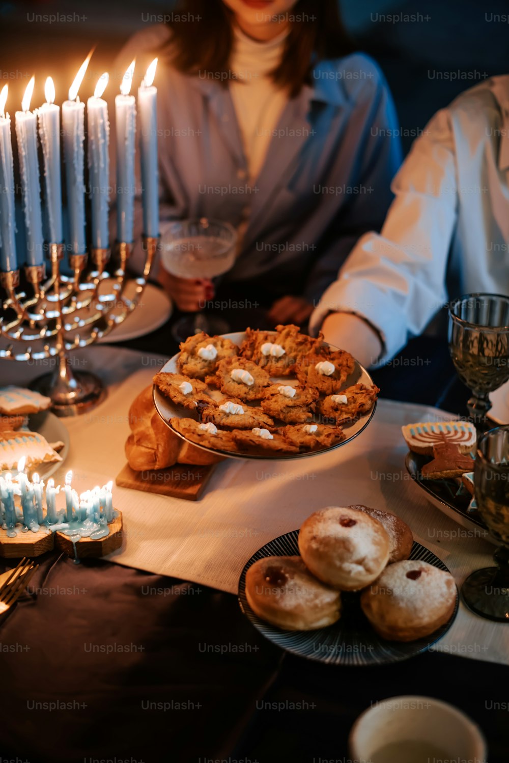 많은 음식과 촛불을 얹은 테이블