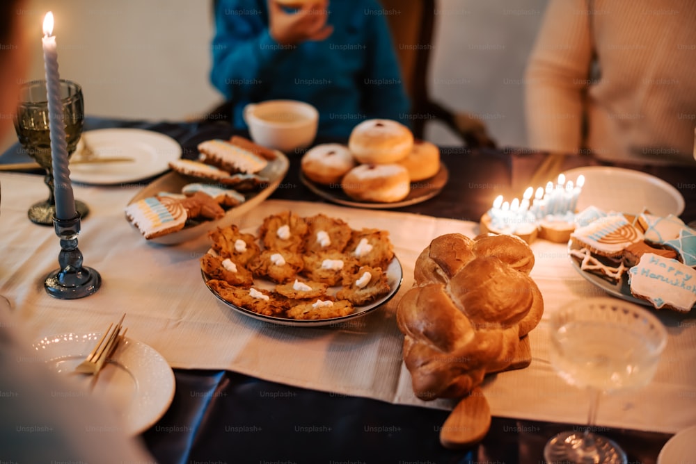 une table garnie d’assiettes de nourriture et de bougies