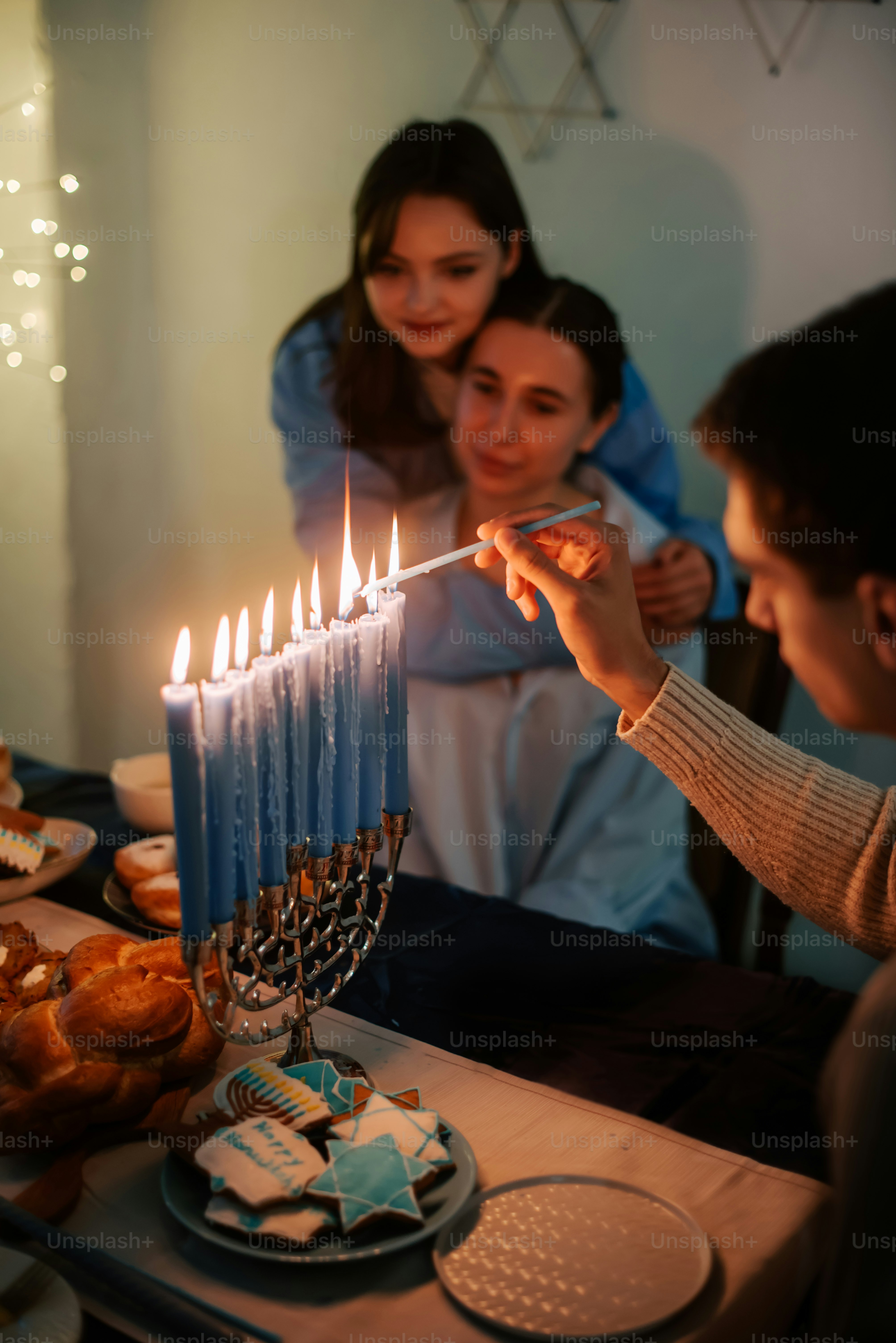 Eine Gruppe von Menschen, die um einen Tisch mit einem Kuchen sitzen