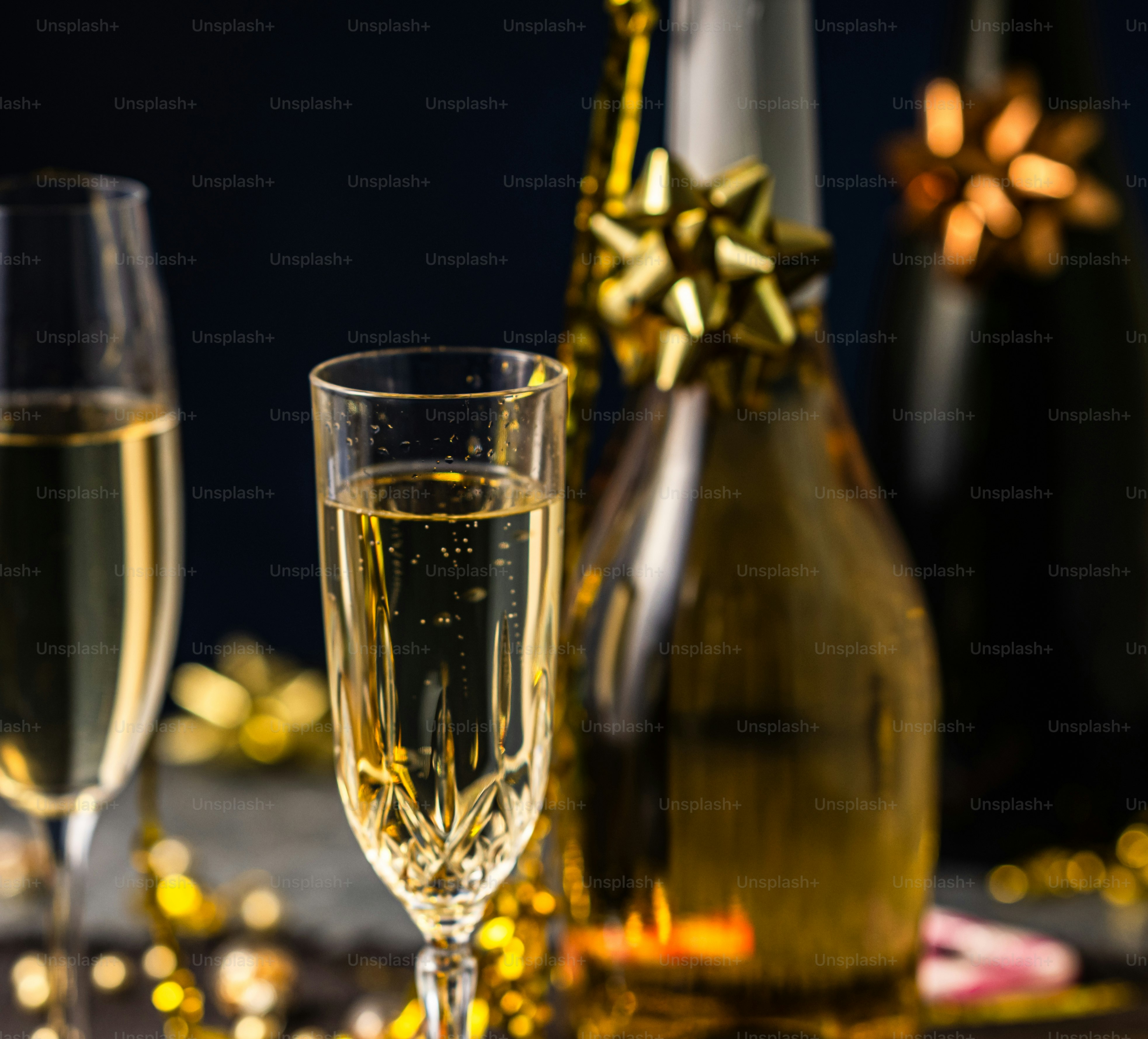 샴페인 두 잔과 샴페인 한 병 사진 – Unsplash의 새해 복 많이 받으세요 이미지, image size:3000x2714