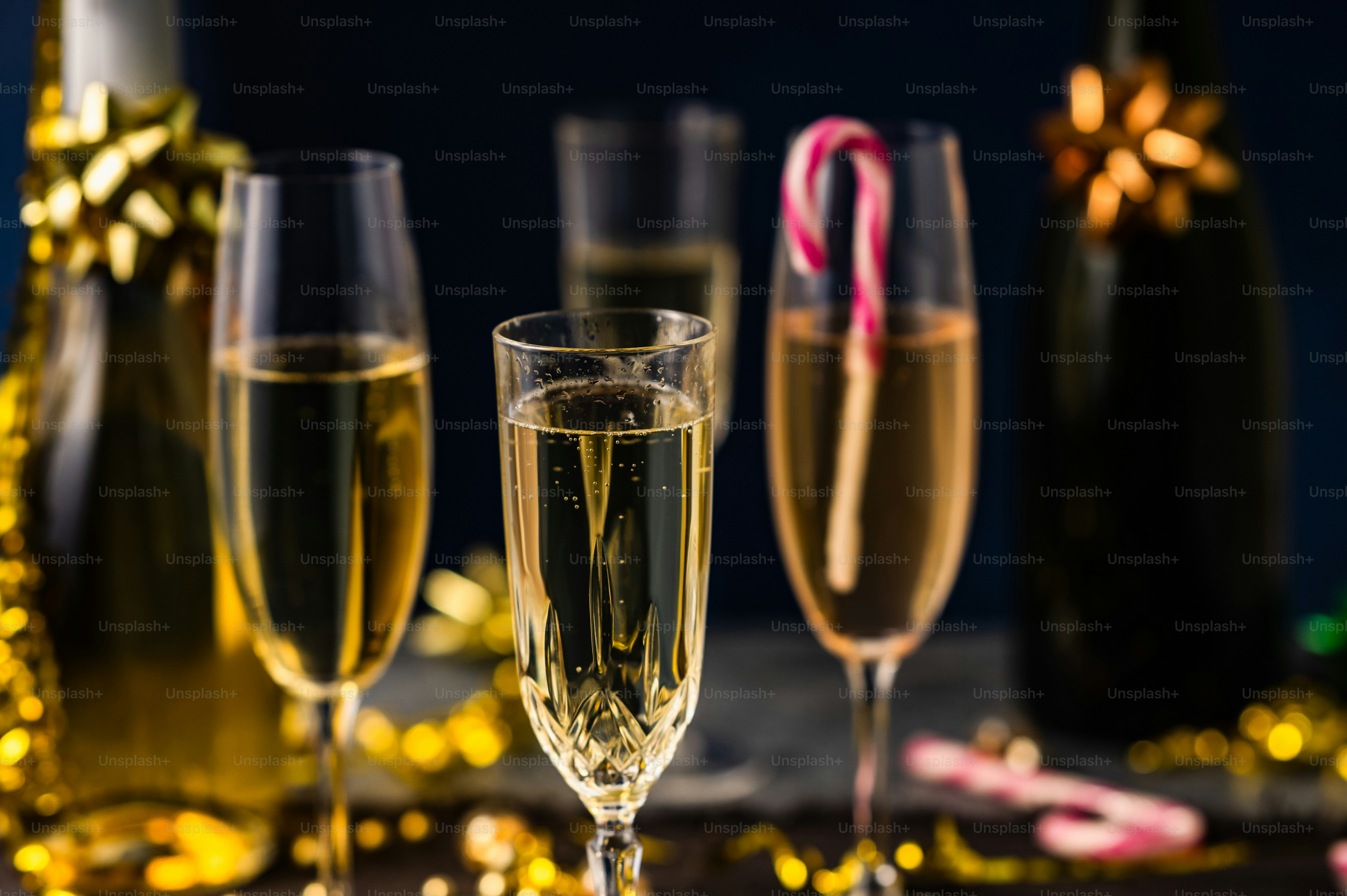 Três taças de champanhe e uma garrafa de champanhe foto – Imagem sobre  Partido na Unsplash, image size:3000x1997