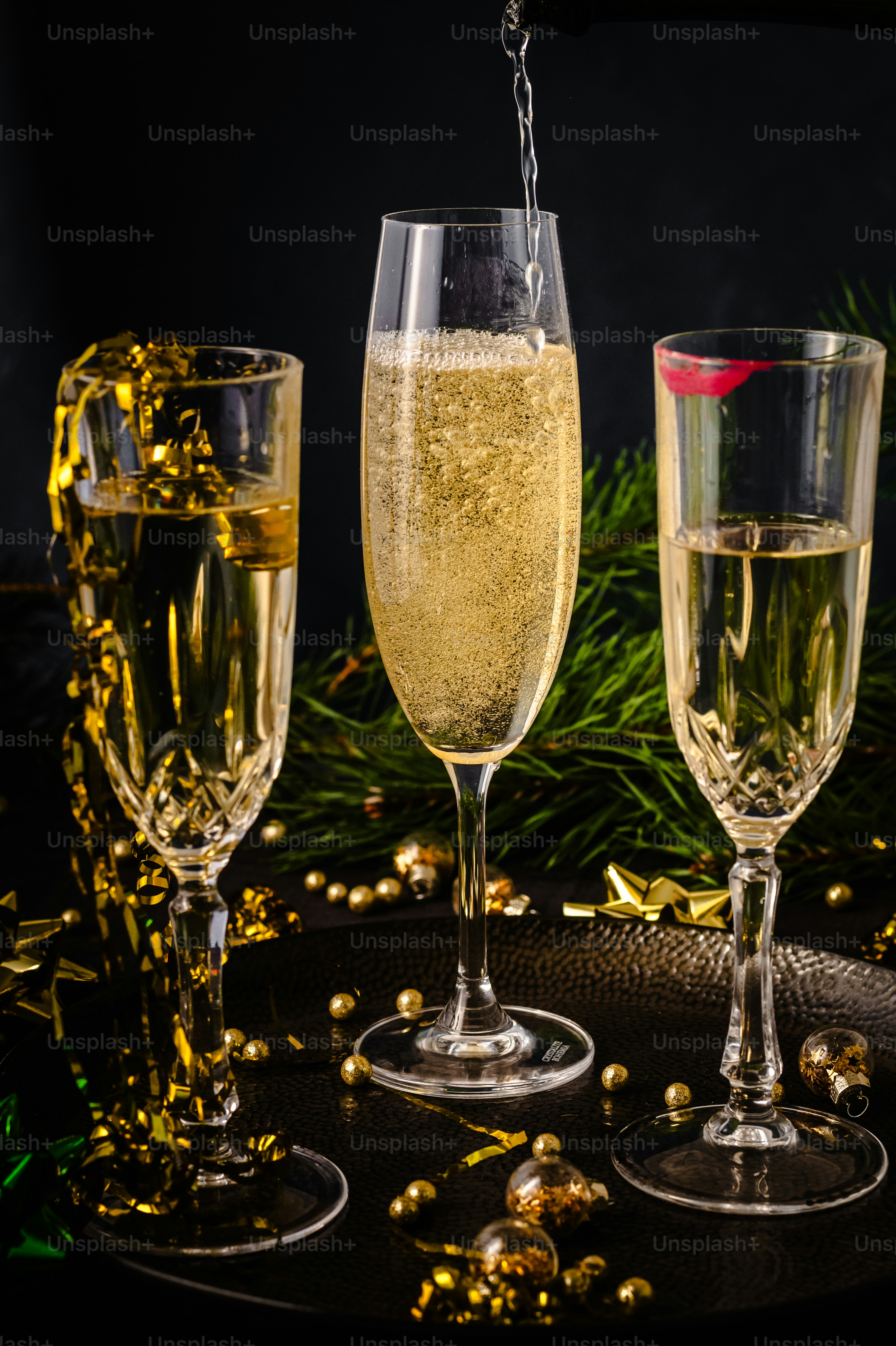 Drei Gläser Champagner werden in sie gegossen