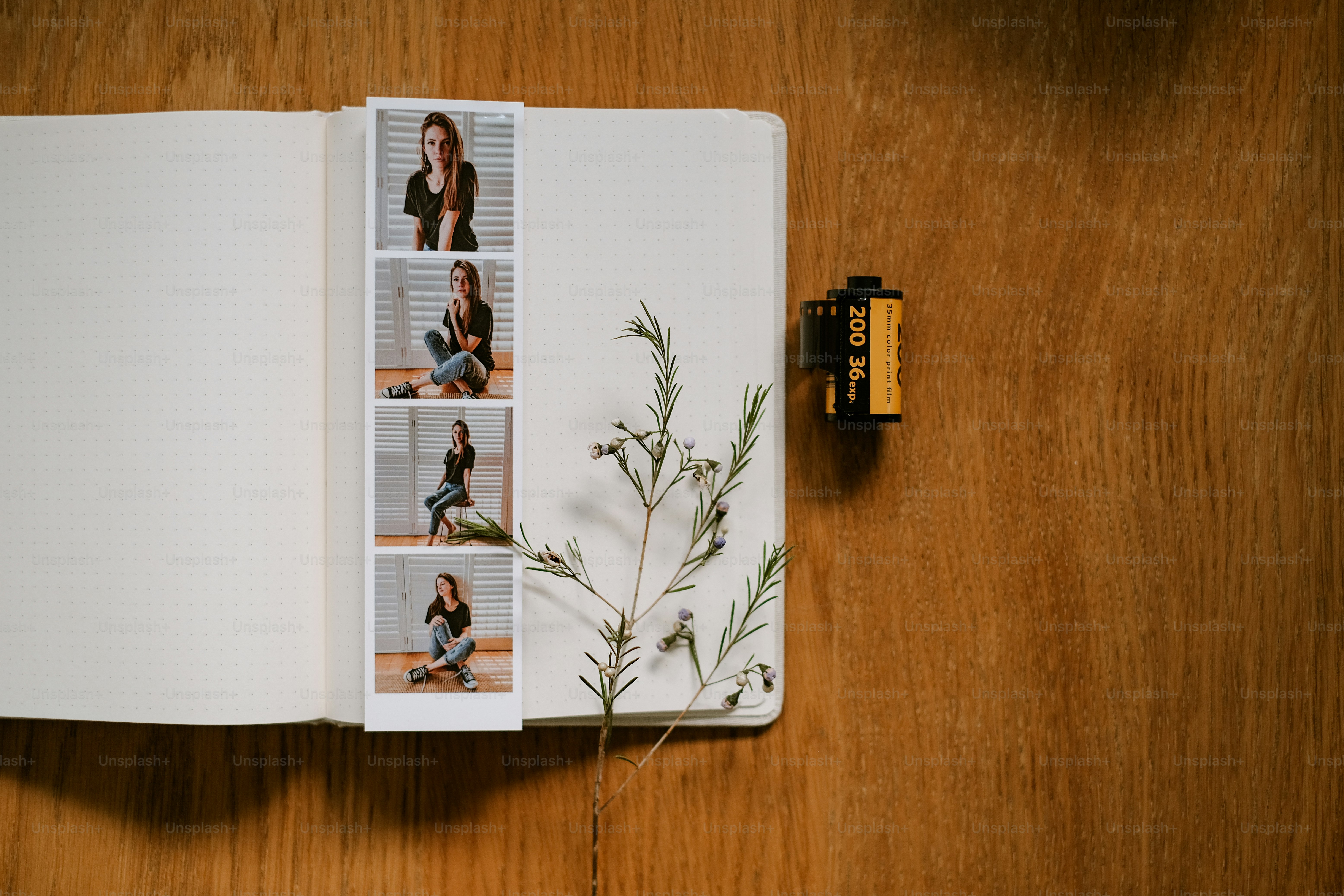 ヨガをしている女性の写真が掲載されたオープンブック