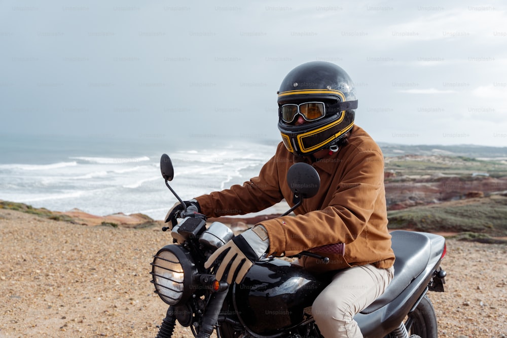 Un hombre con casco y gafas montando una motocicleta