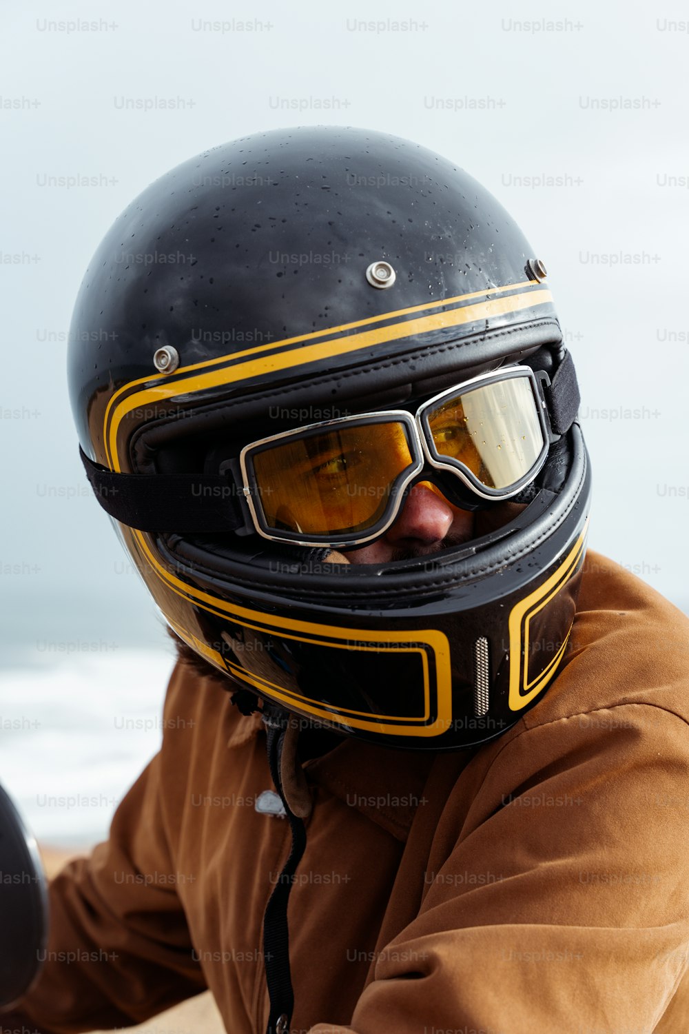 un uomo che indossa un casco da motociclista e occhiali