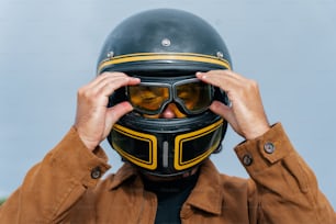 un uomo che indossa un casco da motociclista e occhiali