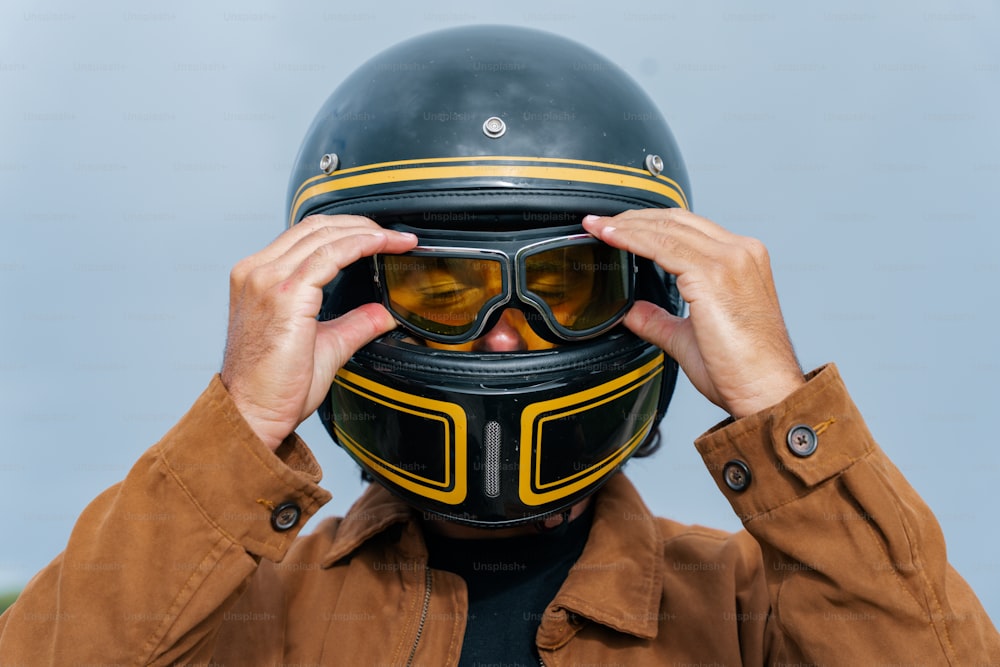 un homme portant un casque de moto et des lunettes de protection