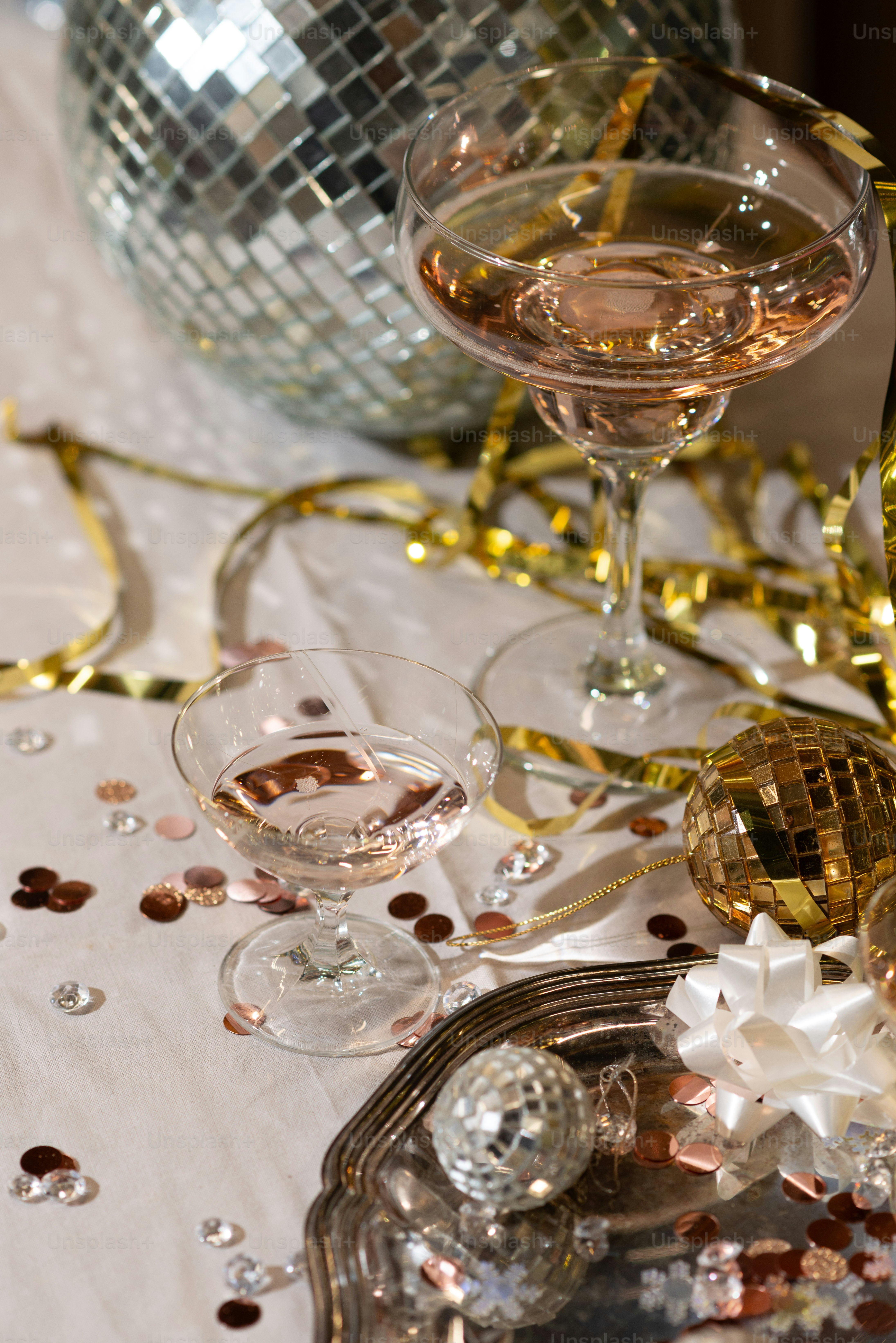 une table garnie de verres de vin et de confettis