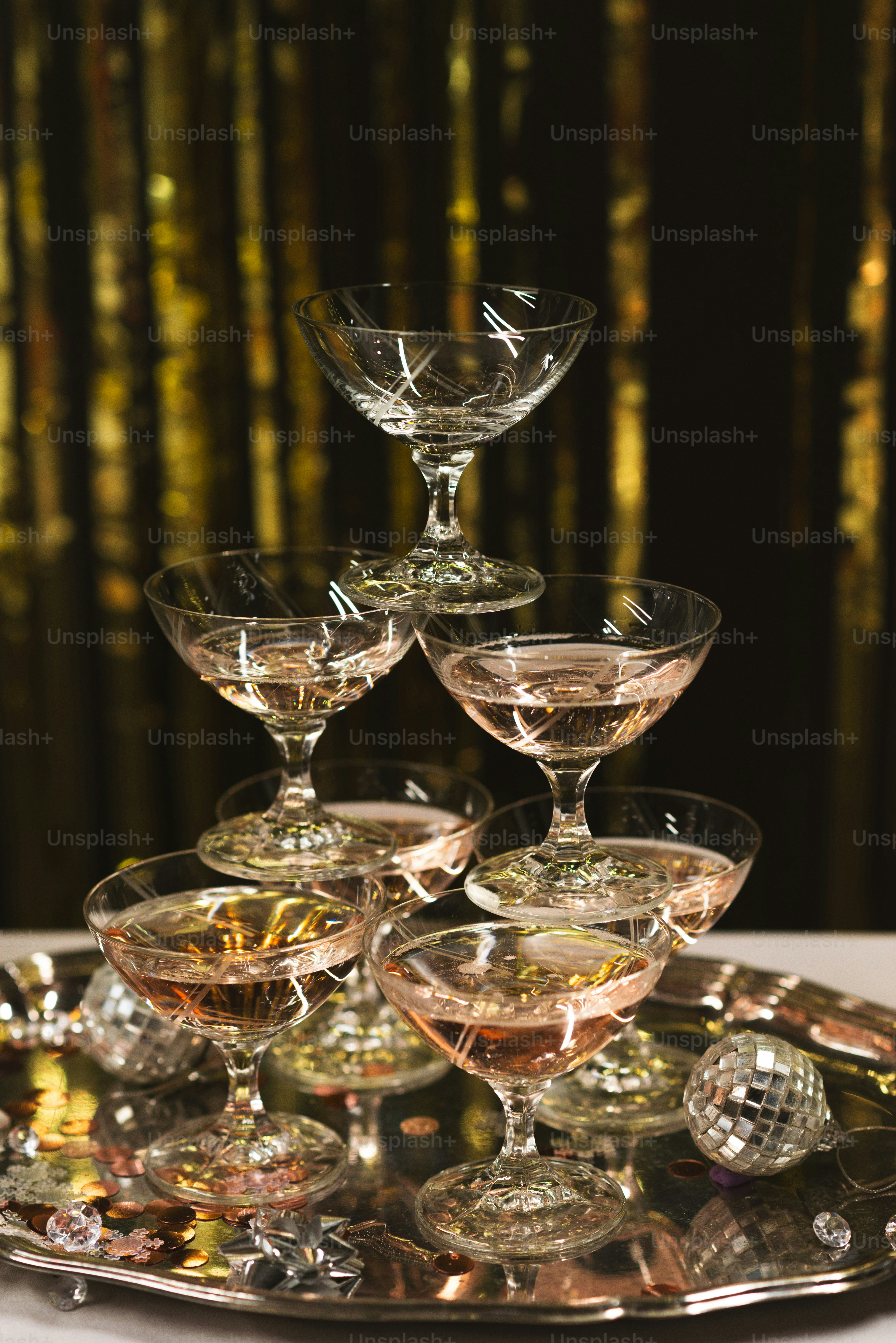 un plateau d’argent surmonté de verres à vin sur une table