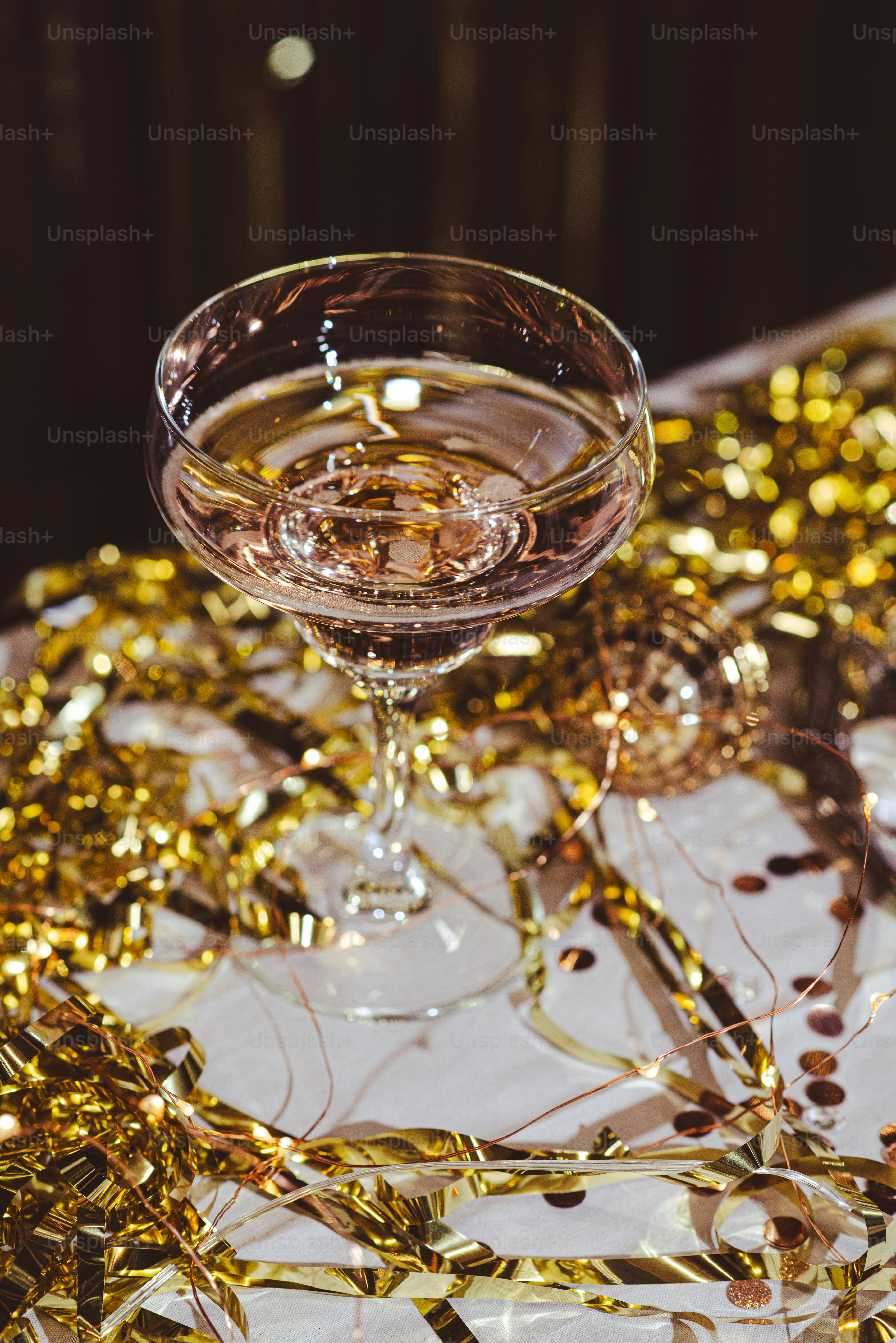 un verre rempli de liquide posé sur une table