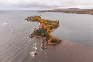 Una vista aérea de una pequeña isla en medio de un lago
