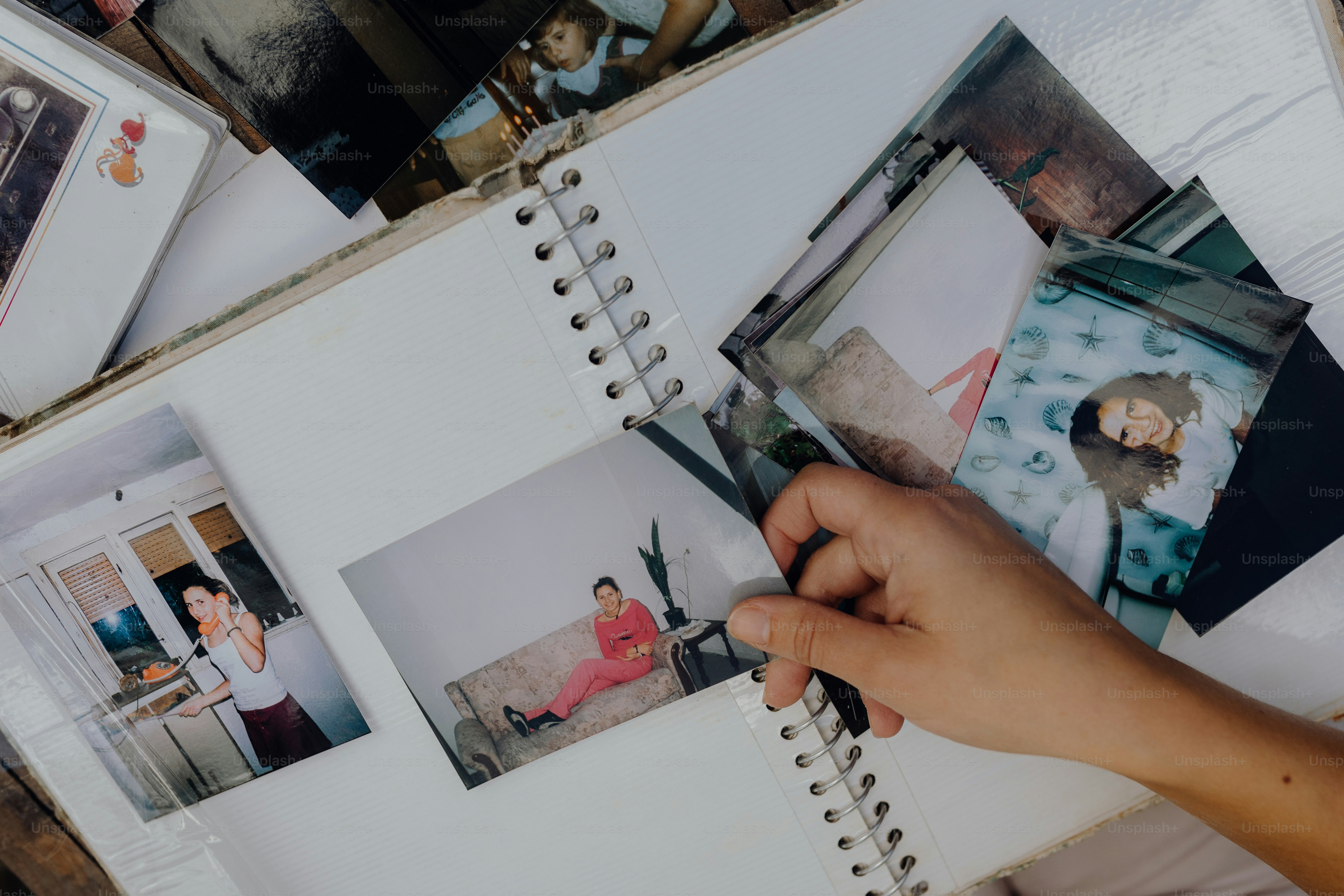 eine Person, die einen Stift in der Hand hält und Bilder fotografiert