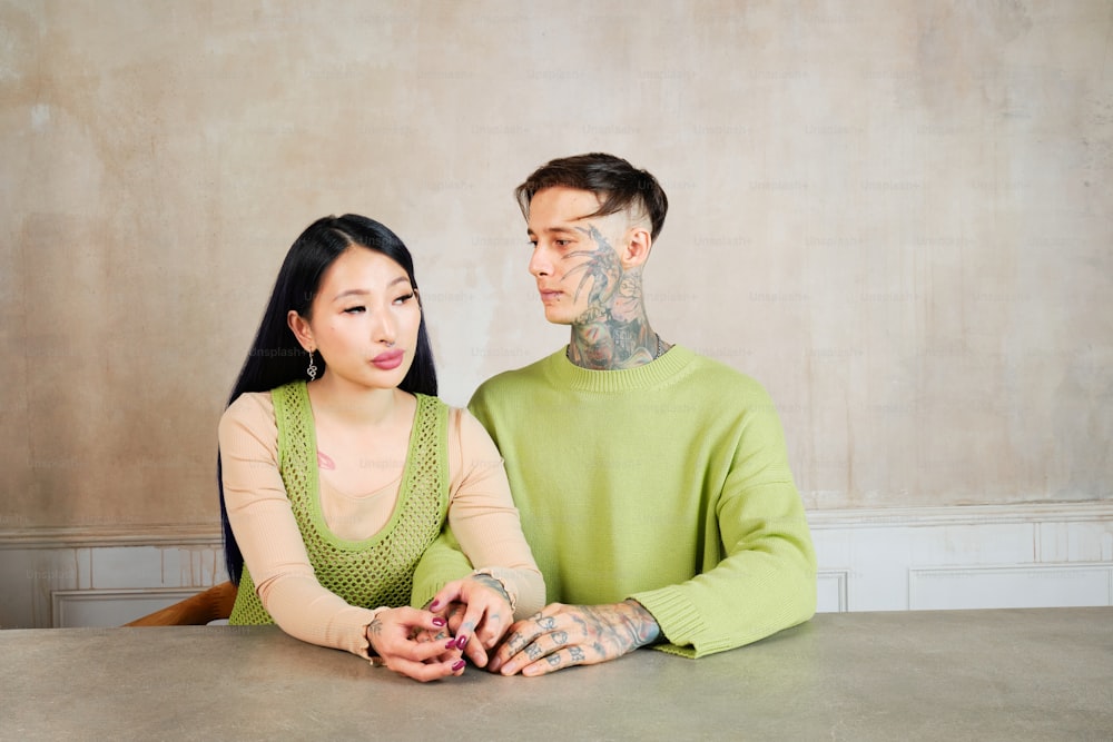 un homme et une femme assis à une table