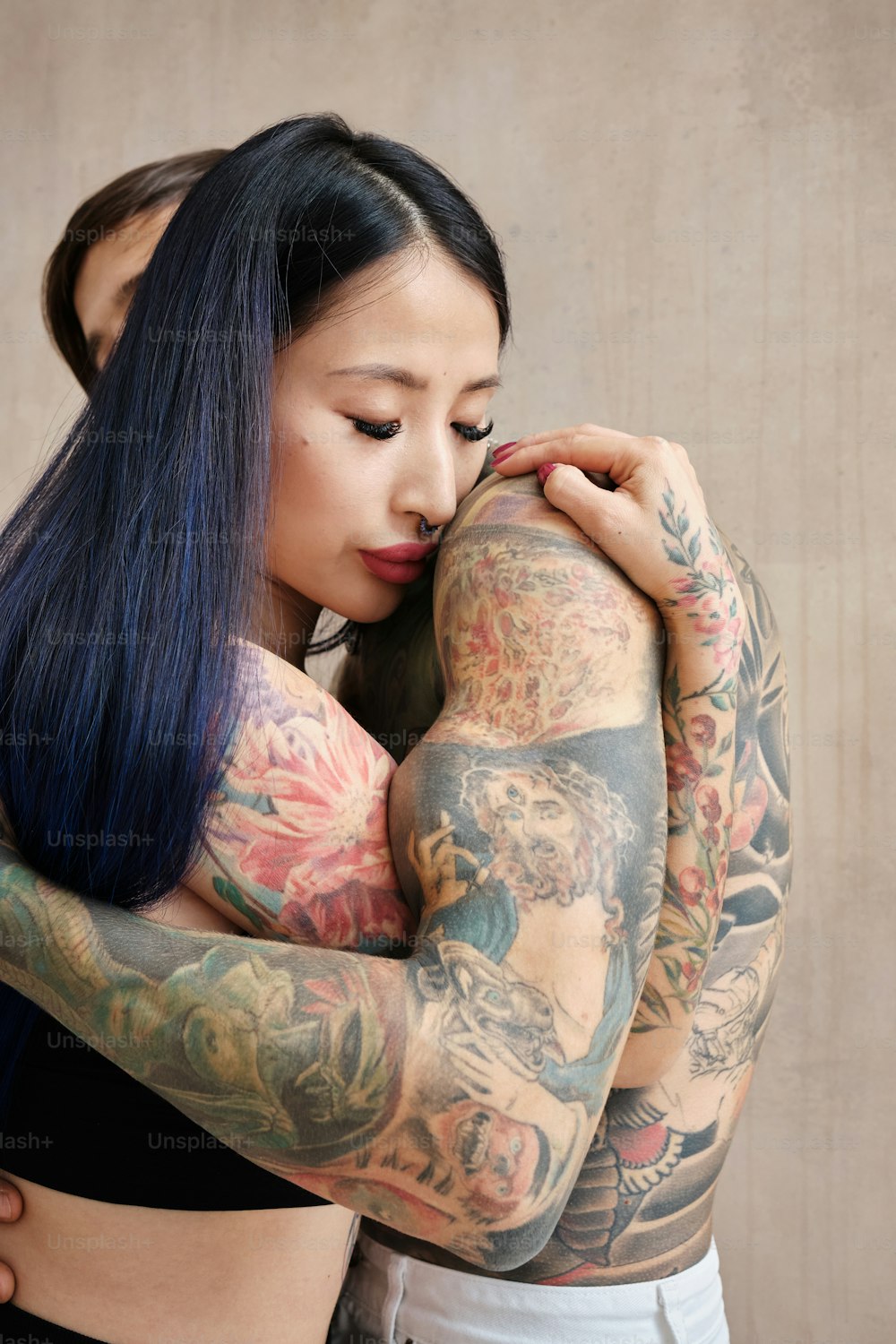 una donna con molti tatuaggi sul braccio