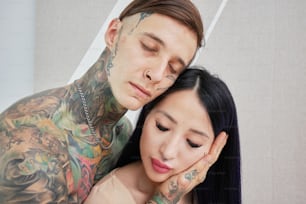 un hombre y una mujer con tatuajes en el cuerpo