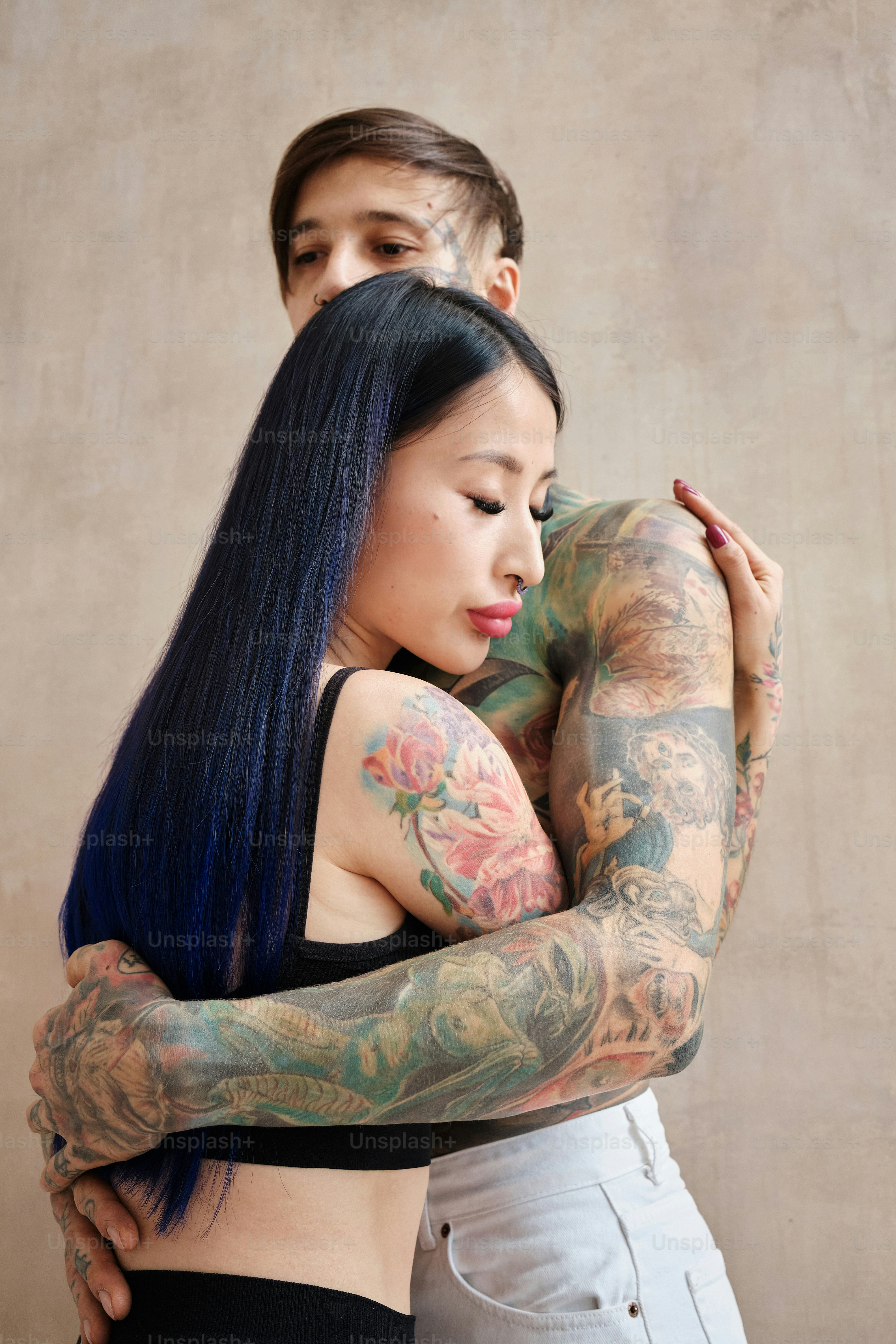 A man and a woman hugging each other photo – Couple Image on Unsplash