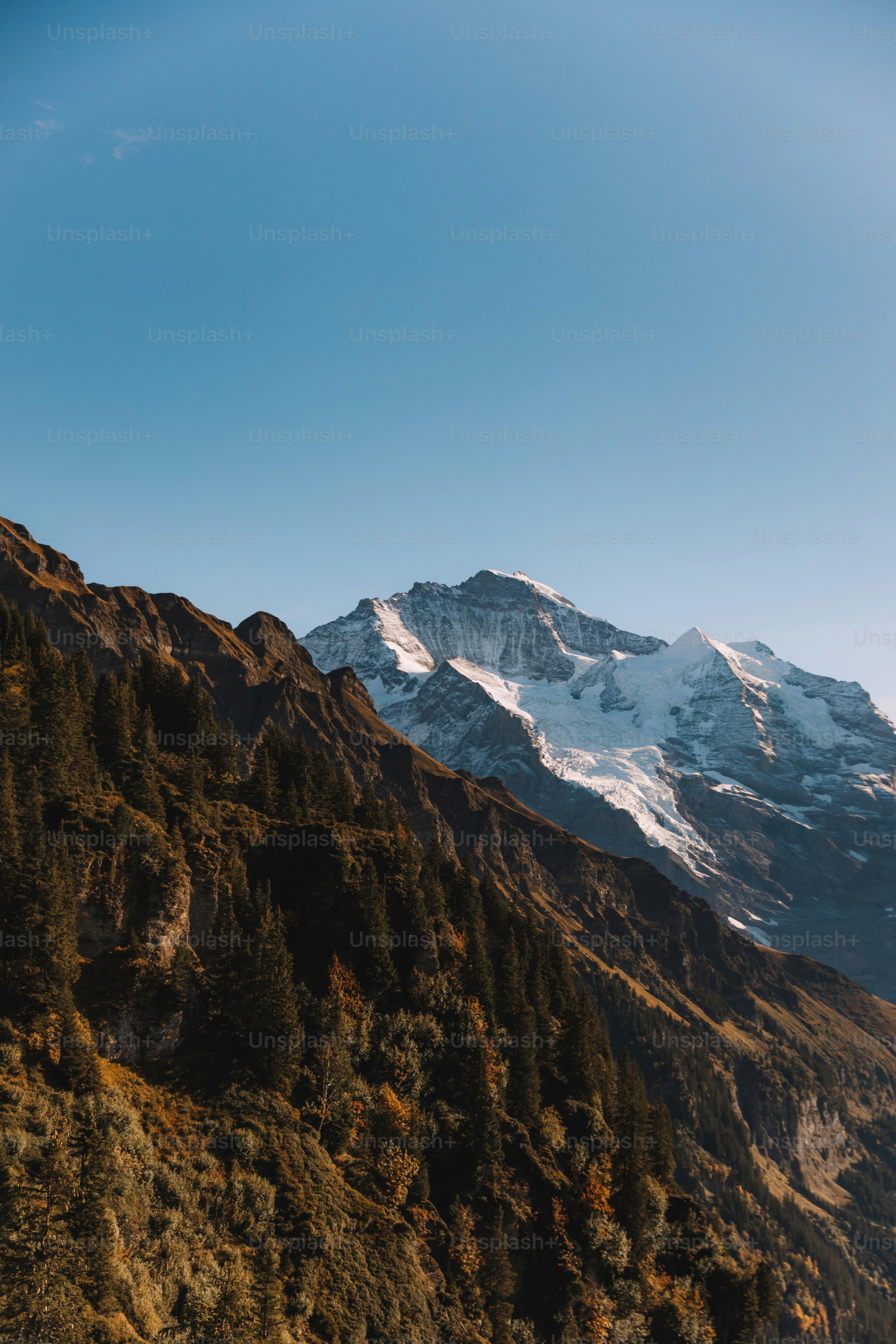 Blick auf einen Berg mit Schnee auf dem Gipfel