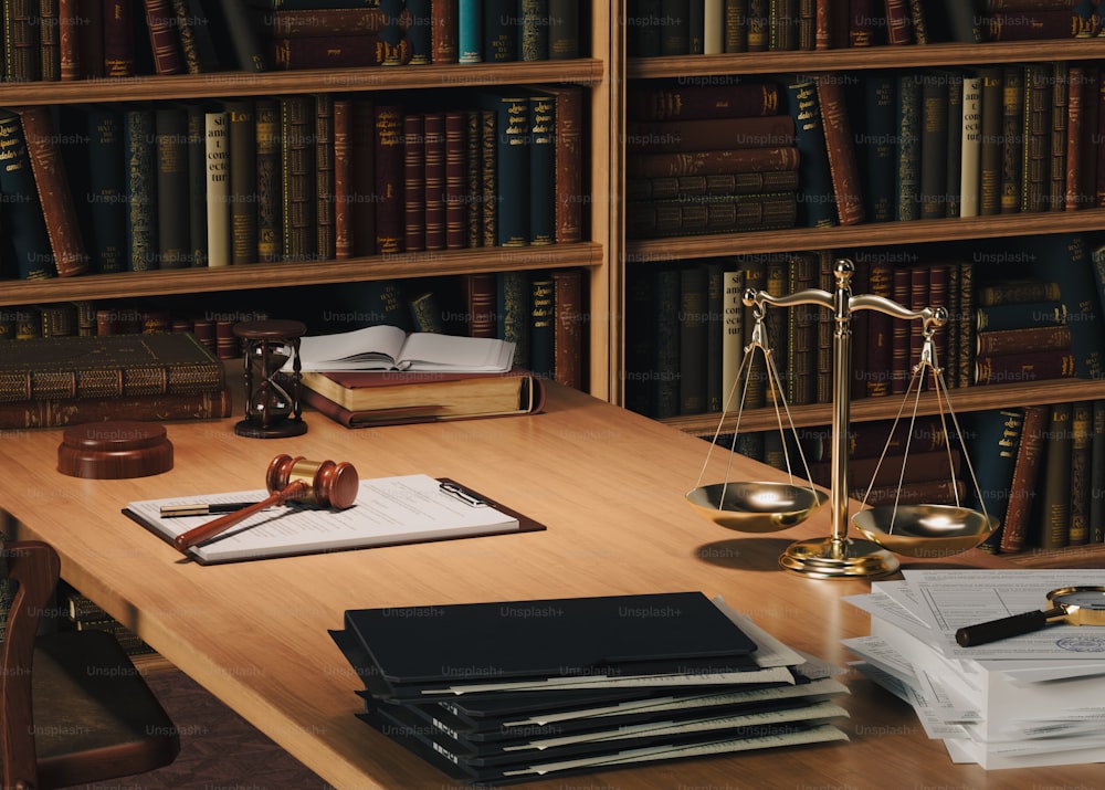 un escritorio de madera cubierto con libros y una balanza de juez
