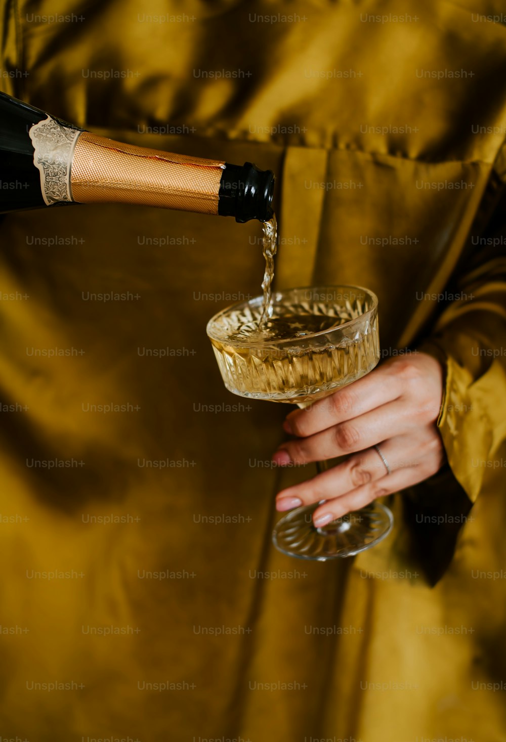Eine Frau schenkt ein Glas Wein ein