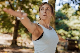 uma mulher está jogando um frisbee no parque