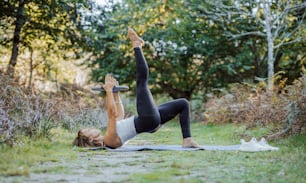 Una mujer haciendo un ejercicio de plancha en un parque
