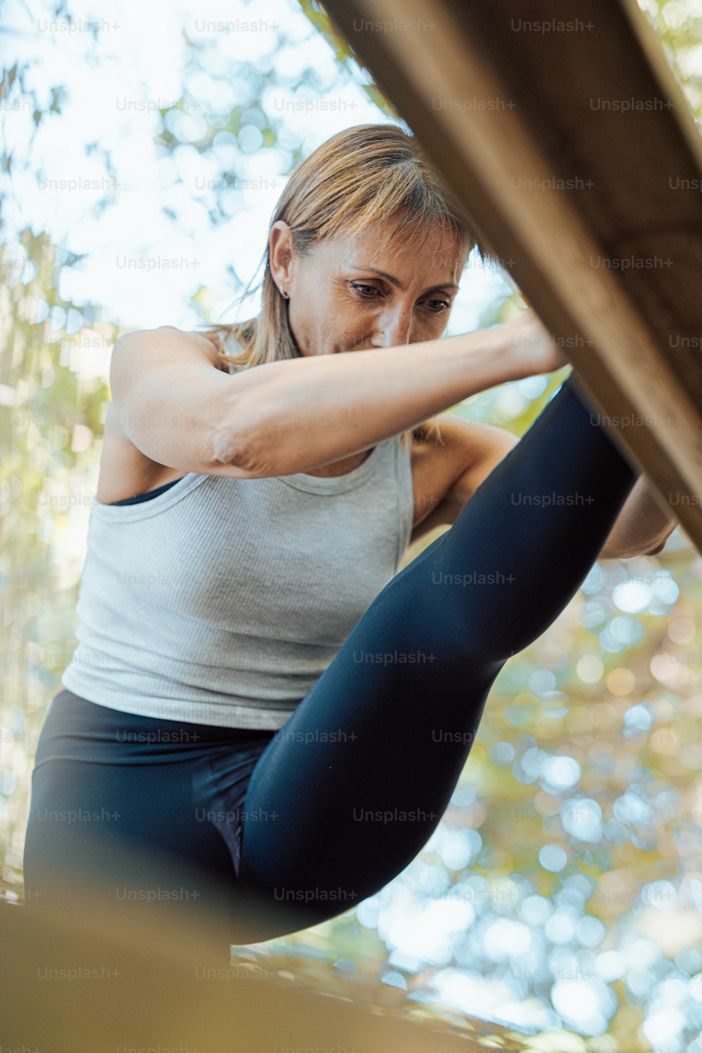 una donna sta facendo yoga su un'amaca
