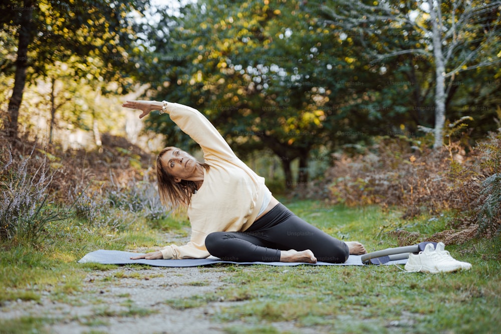 Una donna che fa una posizione yoga su un tappetino da yoga