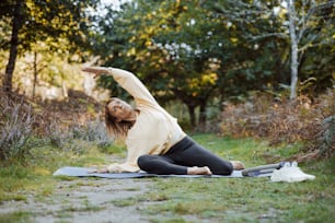 una mujer haciendo una postura de yoga en una esterilla de yoga