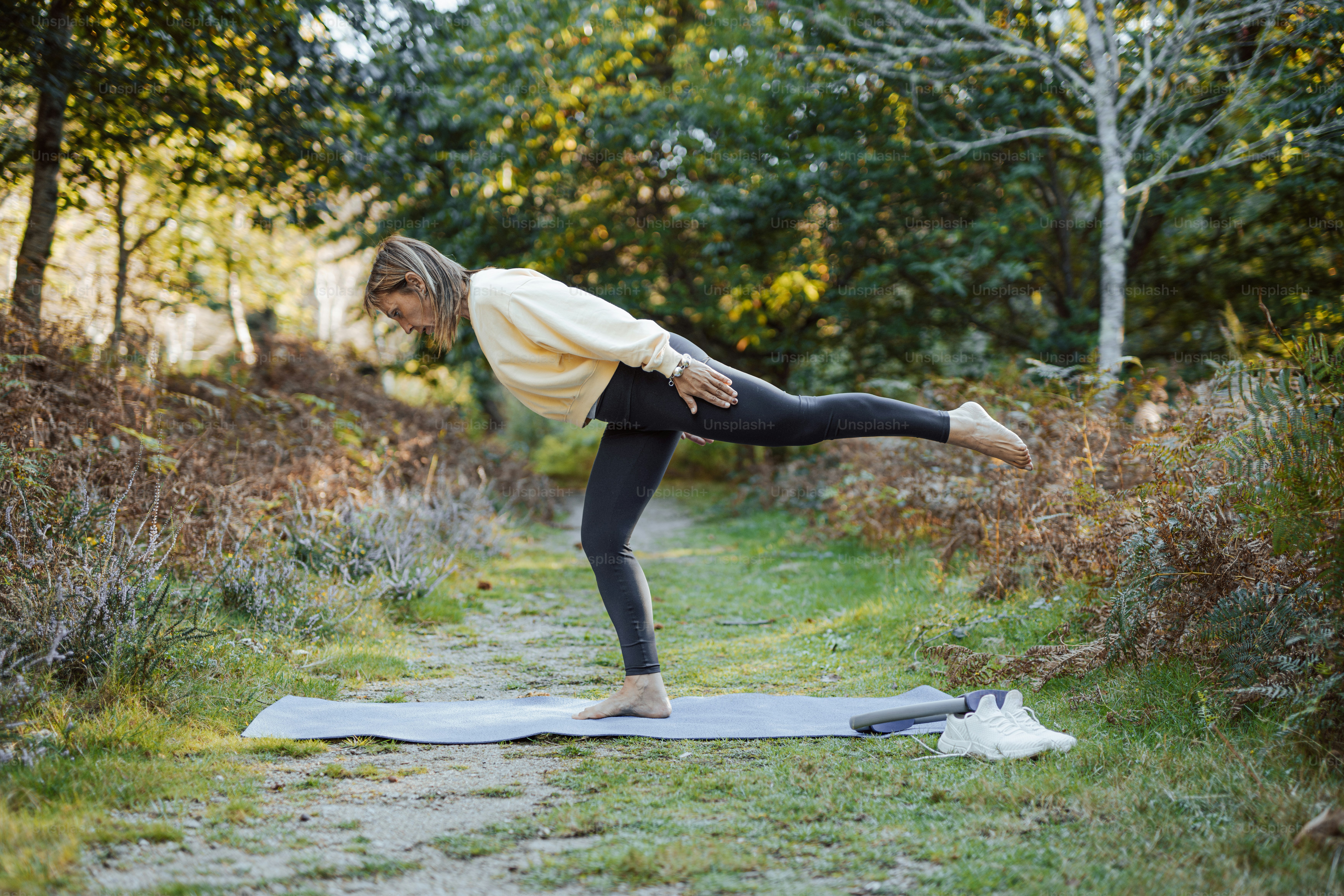 eine Frau, die eine Yogapose auf einer Yogamatte macht