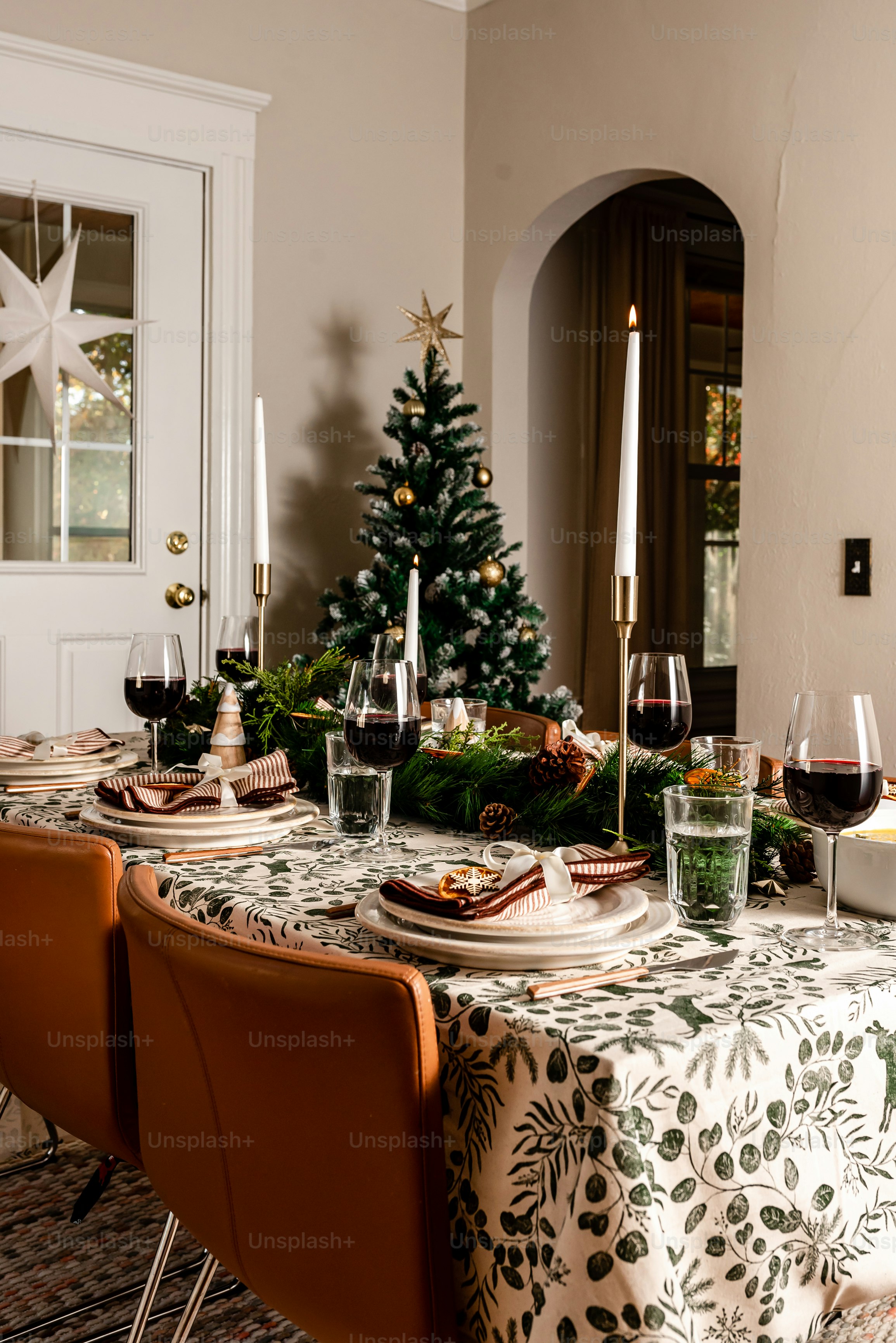 Ein Esstisch mit einem Weihnachtsbaum darauf