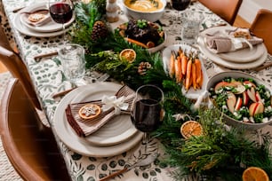 Une table est dressée avec des assiettes et des bols de nourriture
