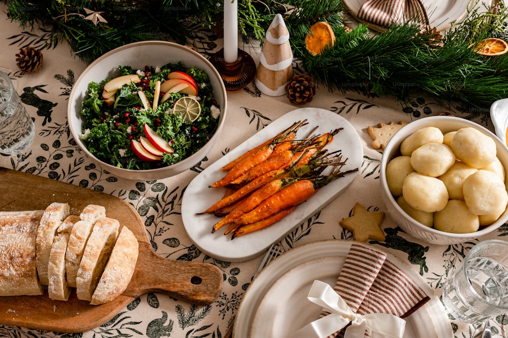 une table garnie d’assiettes de nourriture et de bols de légumes