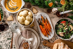 uma mesa coberta com pratos e tigelas de comida